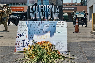 Un miembro de la Guardia Nacional presencia una vigilia de oración el 10 de junio en el centro de Los Ángeles, organizada por el grupo Clero y Laicos/as Unidos/as por la Justicia Económica, fundado por La Iglesia Metodista Unida. Los/as participantes colocaron frente a él un cartel en español que invoca la paz, el amor y la igualdad, y solicita apoyo. Los/as metodistas unidos/as de toda el área de Los Ángeles trabajan para defender los derechos de los/as inmigrantes mientras intentan reducir la tensión generada por el despliegue de tropas de la Guardia Nacional y la Infantería de Marina por parte de la administración Trump, para sofocar las protestas contra el Servicio de Inmigración y Control de Aduanas de Estados Unidos (ICE por sus siglas en inglés). Foto cortesía de Clero y Laicos/as Unidos/as por la Justicia Económica. Un miembro de la Guardia Nacional presencia una vigilia de oración el 10 de junio en el centro de Los Ángeles, organizada por el grupo Clero y Laicos/as Unidos/as por la Justicia Económica, fundado por La Iglesia Metodista Unida. Los/as participantes colocaron frente a él un cartel en español que invoca la paz, el amor y la igualdad, y solicita apoyo. Los/as metodistas unidos/as de toda el área de Los Ángeles trabajan para defender los derechos de los/as inmigrantes mientras intentan reducir la tensión generada por el despliegue de tropas de la Guardia Nacional y la Infantería de Marina por parte de la administración Trump, para sofocar las protestas contra el Servicio de Inmigración y Control de Aduanas de Estados Unidos (ICE por sus siglas en inglés). Foto cortesía de Clero y Laicos/as Unidos/as por la Justicia Económica.