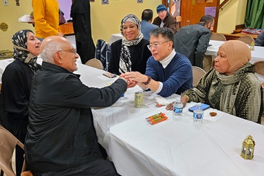 FOTO: O Rev. Mark Salvacion (centro à direita), pastor da Igreja Metodista Unida St. Luke em Bryn Mawr, Pensilvânia, segura as mãos de Ahmad Abdel-Hamid, presidente da Sociedade Islâmica As-Salaam, após um banquete de confraternização em 15 de março na igreja, durante o mês sagrado do Ramadã. Foto de John W. Coleman, Notícias MU. FOTO: O Rev. Mark Salvacion (centro à direita), pastor da Igreja Metodista Unida St. Luke em Bryn Mawr, Pensilvânia, segura as mãos de Ahmad Abdel-Hamid, presidente da Sociedade Islâmica As-Salaam, após um banquete de confraternização em 15 de março na igreja, durante o mês sagrado do Ramadã. Foto de John W. Coleman, Notícias MU.