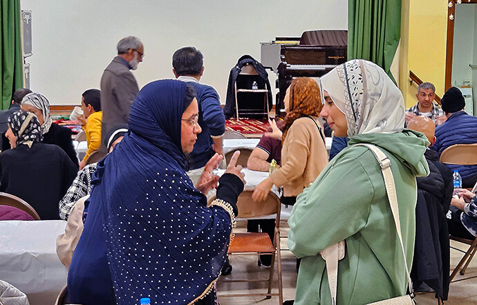 Les Membres et les Invités de la Société Islamique As-Salaam apprécient la convivialité lors de la fête de l'Iftar pendant le Ramadan à l'Eglise Méthodiste Unie St. Luke à Bryn Mawr, en Pennsylvanie. Photo par John W. Coleman, UM News.