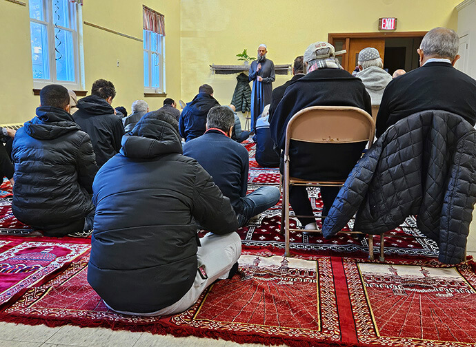 Les Membres et les Invités de la Société Islamique As-Salaam écoutent un enseignement (khutbah) donné par un conférencier invité pendant les prières du vendredi après-midi (Jum'ah) dans la salle Lurwick de l'Eglise Méthodiste Unie St. Luke. Photo par John W. Coleman, UM News.