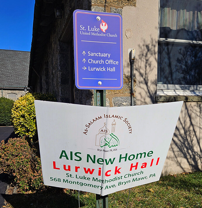 Une pancarte à l'extérieur de l'église méthodiste unie St. Luke à Bryn Mawr, en Pennsylvanie, indique que le bâtiment de l'église est également un lieu de rencontre pour la société islamique As-Salaam (AIS). Photo de John W. Coleman, UM News.