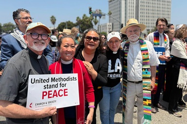 Da esquerda para a direita, o Rev. Frank Wulf, a Revda. Allison Mark, Monalisa Tui'tahi, a Revda. Hannah Adair Bonner e o Rev. David Farley posam para uma foto durante uma vigília em 9 de junho em frente ao prédio federal de Los Angeles para orar pelos imigrantes detidos. A Bispa Dottie Escobedo-Frank, da Conferência Califórnia-Pacífico, também estava presente. Ministérios Metodistas Unidos, incluindo o Conselho de Bispos e a Junta Metodista Unida de Igreja e Sociedade, estão entre as 215 organizações não governamentais que receberam uma carta de uma comissão do Congresso que investigava seus ministérios com comunidades imigrantes. Mark é presidente da Igreja e Sociedade. Foto cortesia da Conferência Califórnia-Pacífico. Da esquerda para a direita, o Rev. Frank Wulf, a Revda. Allison Mark, Monalisa Tui'tahi, a Revda. Hannah Adair Bonner e o Rev. David Farley posam para uma foto durante uma vigília em 9 de junho em frente ao prédio federal de Los Angeles para orar pelos imigrantes detidos. A Bispa Dottie Escobedo-Frank, da Conferência Califórnia-Pacífico, também estava presente. Ministérios Metodistas Unidos, incluindo o Conselho de Bispos e a Junta Metodista Unida de Igreja e Sociedade, estão entre as 215 organizações não governamentais que receberam uma carta de uma comissão do Congresso que investigava seus ministérios com comunidades imigrantes. Mark é presidente da Igreja e Sociedade. Foto cortesia da Conferência Califórnia-Pacífico.