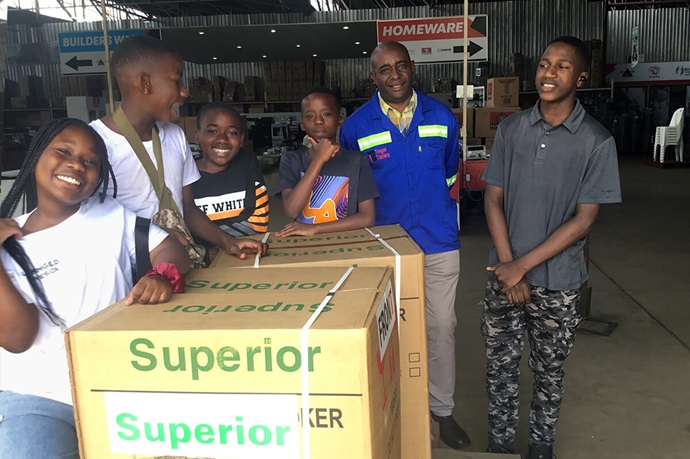 Les membres de la classe d'école du dimanche de la Inner-City United Methodist Church de Harare (Zimbabwe) posent avec quelques-uns de leurs cadeaux destinés au service pédiatrique de l'hôpital local. Les enfants et les enseignants ont fait don de fournitures médicales, de poêles et de cadeaux pour les enfants. Roper Chakava, vendeur d'appareils électroménagers, est le deuxième en partant de la droite. Photo par Chenayi Kumuterera, UM News. Les membres de la classe d'école du dimanche de la Inner-City United Methodist Church de Harare (Zimbabwe) posent avec quelques-uns de leurs cadeaux destinés au service pédiatrique de l'hôpital local. Les enfants et les enseignants ont fait don de fournitures médicales, de poêles et de cadeaux pour les enfants. Roper Chakava, vendeur d'appareils électroménagers, est le deuxième en partant de la droite. Photo par Chenayi Kumuterera, UM News.