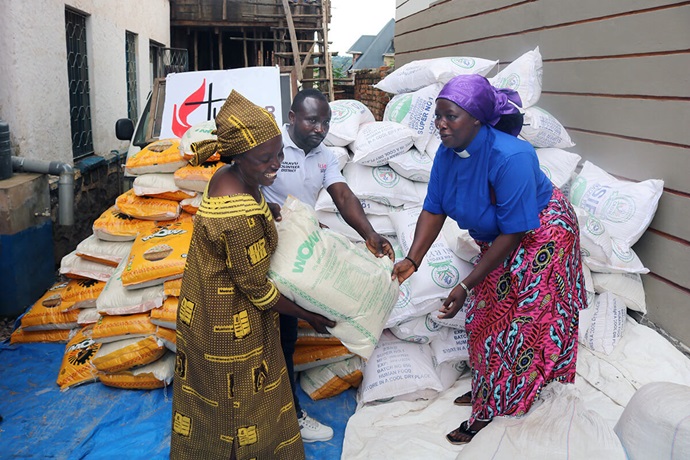 Le représentant de la communauté Janvier Murhula (à gauche) remercie l'Église Méthodiste Unie lors de la distribution de vivres à Bukavu, au Congo. Le Comité Méthodiste Uni de Secours a fourni une subvention de solidarité qui a soutenu 100 ménages dans la ville. A droite, la Révérende Esther Furaha Kachiko, surintendante du district de Bukavu. Photo par Philippe Kituka Lolonga, UM News. Le représentant de la communauté Janvier Murhula (à gauche) remercie l'Église Méthodiste Unie lors de la distribution de vivres à Bukavu, au Congo. Le Comité Méthodiste Uni de Secours a fourni une subvention de solidarité qui a soutenu 100 ménages dans la ville. A droite, la Révérende Esther Furaha Kachiko, surintendante du district de Bukavu. Photo par Philippe Kituka Lolonga, UM News.