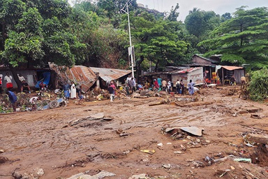Dans une rue boueuse du quartier de Ngaliema à Kinshasa, des habitants tentent de récupérer quelques biens après que les inondations aient détruit des maisons et des commerces dans leur quartier à la suite de pluies torrentielles le 14 juin. Quatre Méthodistes Unis figurent parmi les quelque 30 personnes qui ont perdu la vie dans les inondations. Photo par le Révérend Fiston Okito, UM News. Dans une rue boueuse du quartier de Ngaliema à Kinshasa, des habitants tentent de récupérer quelques biens après que les inondations aient détruit des maisons et des commerces dans leur quartier à la suite de pluies torrentielles le 14 juin. Quatre Méthodistes Unis figurent parmi les quelque 30 personnes qui ont perdu la vie dans les inondations. Photo par le Révérend Fiston Okito, UM News.