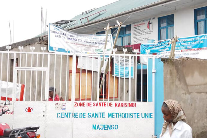 Devanture du Centre de Santé Méthodiste Unie Majengo, à Goma, dans la zone de santé de Karisimbi. Ce centre reste un pilier de l’accès aux soins pour la population malgré la guerre, l’occupation de la ville par les rebelles et l’insécurité persistante à l’Est de la RDC, grâce à l’innovation et à la solidarité des acteurs de santé soutenus par l’Église Méthodiste Unie. Photo par Philippe Kituka Lolonga, UM News. Devanture du Centre de Santé Méthodiste Unie Majengo, à Goma, dans la zone de santé de Karisimbi. Ce centre reste un pilier de l’accès aux soins pour la population malgré la guerre, l’occupation de la ville par les rebelles et l’insécurité persistante à l’Est de la RDC, grâce à l’innovation et à la solidarité des acteurs de santé soutenus par l’Église Méthodiste Unie. Photo par Philippe Kituka Lolonga, UM News.