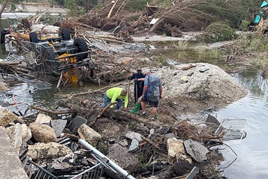 Trabajadores buscan el 6 de julio entre los escombros en el Parque Louise Hays en Kerrville, Tejas después de que inundaciones catastróficas durante el fin de semana del 4 de Julio mataran al menos a 95 personas, incluidos/as 27 campistas y consejeros/as en el cercano Campamento Místico. Foto de la Revda. Amanda Banda, Conferencia Anual de Rio Tejas. Trabajadores buscan el 6 de julio entre los escombros en el Parque Louise Hays en Kerrville, Tejas después de que inundaciones catastróficas durante el fin de semana del 4 de Julio mataran al menos a 95 personas, incluidos/as 27 campistas y consejeros/as en el cercano Campamento Místico. Foto de la Revda. Amanda Banda, Conferencia Anual de Rio Tejas.