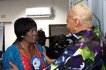 La Présidente du Conseil des Evêques, Tracy S. Malone (à droite), félicite la Révérende Mujinga Kashala après son élection en tant qu'Evêque Méthodiste Uni le 12 juillet lors de la Conférence Centrale d'Afrique Centrale à Kitwe, en Zambie. Mme Kashala est la deuxième femme élue Evêque Méthodiste Uni sur le continent africain et la première en Afrique Centrale. Photo par Chadrack Tambwe Londe, UM News. La Présidente du Conseil des Evêques, Tracy S. Malone (à droite), félicite la Révérende Mujinga Kashala après son élection en tant qu'Evêque Méthodiste Uni le 12 juillet lors de la Conférence Centrale d'Afrique Centrale à Kitwe, en Zambie. Mme Kashala est la deuxième femme élue Evêque Méthodiste Uni sur le continent africain et la première en Afrique Centrale. Photo par Chadrack Tambwe Londe, UM News.