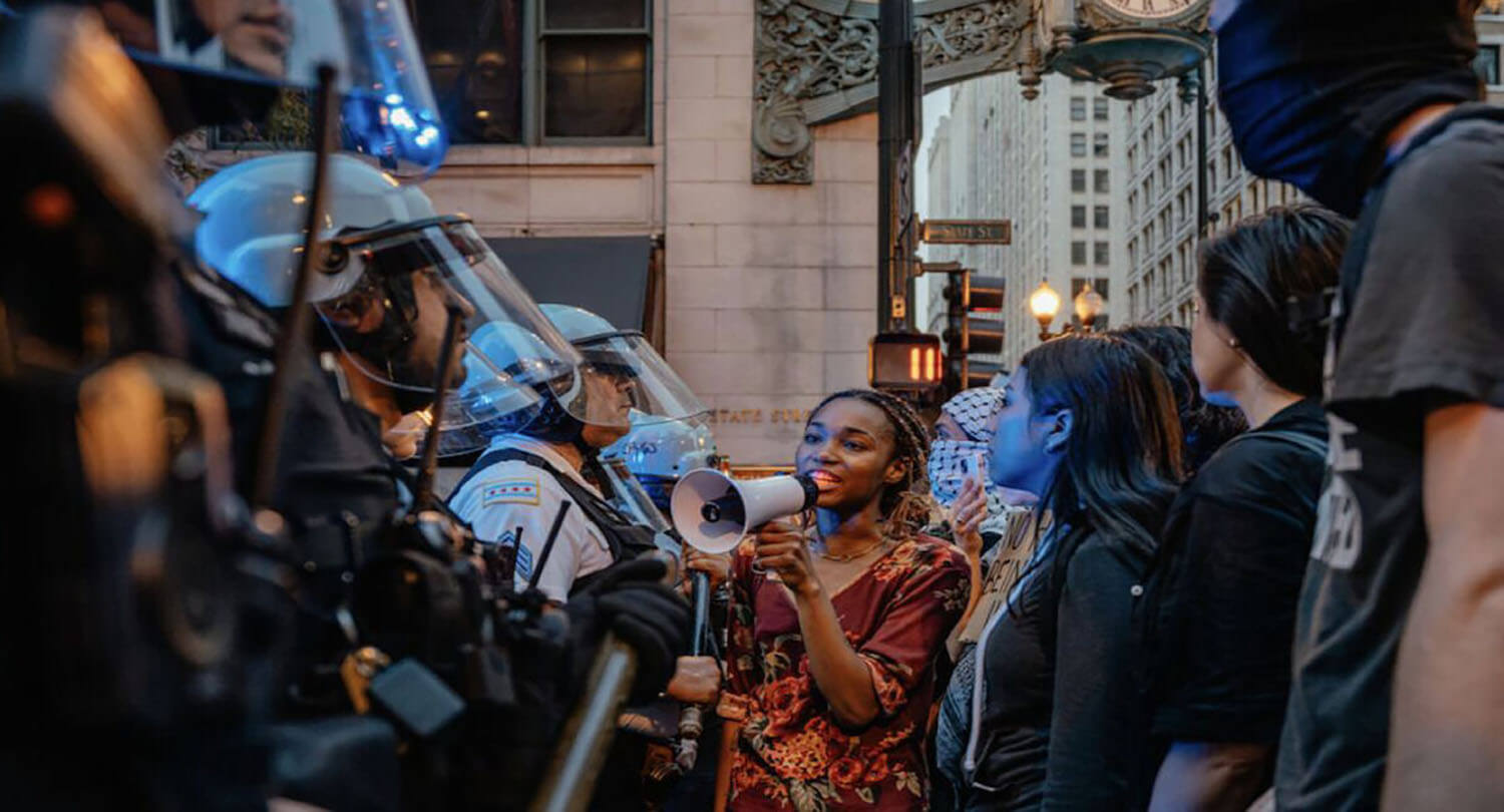 Manifestantes protestan por las redadas de ICE. Foto cortesía de Junta General de Iglesia y Sociedad (GBCS por sus siglas en inglés).