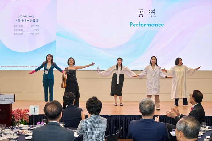 스크랜턴여성리더십프로그램의 졸업생들의 특별 공연, “선교 100년의 은혜, 부름받은 조선의 딸들”의 한 장면. 사진 제공, 스크랜턴여성리더십센터. 스크랜턴여성리더십프로그램의 졸업생들의 특별 공연, “선교 100년의 은혜, 부름받은 조선의 딸들”의 한 장면. 사진 제공, 스크랜턴여성리더십센터.