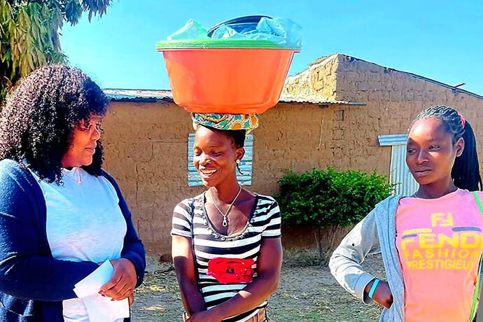 Irmã Nicol Mbala, em conversa com duas munícipes que exercem venda ambulante (Zungueiras), sobre a gravidez na adolescência. Foto de João Gonçalves Sofia Nhanga, Notícias MU. Irmã Nicol Mbala, em conversa com duas munícipes que exercem venda ambulante (Zungueiras), sobre a gravidez na adolescência. Foto de João Gonçalves Sofia Nhanga, Notícias MU.