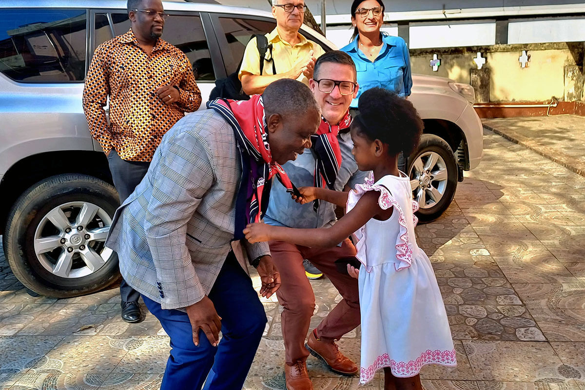 À esquerda, o Reverendissímo Bispo Moisés Jungo, e à direita, o Secretário Geral e CEO de Junta Geral de Pensões, Andy Hendren, recebido na sede episcopal no Leste de Angola. Foto de João Gonçalves Sofia Nhanga, Notícias MU.