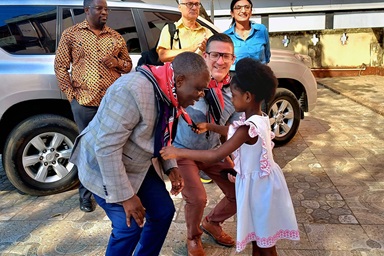 À esquerda, o Reverendissímo Bispo Moisés Jungo, e à direita, o Secretário Geral e CEO de Junta Geral de Pensões, Andy Hendren, recebido na sede episcopal no Leste de Angola. Foto de João Gonçalves Sofia Nhanga, Notícias MU. À esquerda, o Reverendissímo Bispo Moisés Jungo, e à direita, o Secretário Geral e CEO de Junta Geral de Pensões, Andy Hendren, recebido na sede episcopal no Leste de Angola. Foto de João Gonçalves Sofia Nhanga, Notícias MU.
