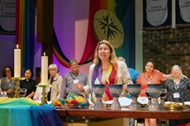 La Obispa Kristin Stoneking de la Conferencia Anual Mountain Sky, imparte la bendición en el culto de clausura de la Convocatoria de la Red de Ministerios de Reconciliación, celebrada en la Primera Iglesia Metodista Unida del centro de Madison, Wisconsin. La Convocatoria, celebrada del 24 al 27 de julio y bajo el lema "Inexplorado" celebró la eliminación de las restricciones a nivel denominacional dirigidas a las personas LGBTQ+ y también reconoció los desafíos que se avecinan en un nuevo panorama denominacional. Foto de Joscie Cutchens, Noticias MU. La Obispa Kristin Stoneking de la Conferencia Anual Mountain Sky, imparte la bendición en el culto de clausura de la Convocatoria de la Red de Ministerios de Reconciliación, celebrada en la Primera Iglesia Metodista Unida del centro de Madison, Wisconsin. La Convocatoria, celebrada del 24 al 27 de julio y bajo el lema "Inexplorado" celebró la eliminación de las restricciones a nivel denominacional dirigidas a las personas LGBTQ+ y también reconoció los desafíos que se avecinan en un nuevo panorama denominacional. Foto de Joscie Cutchens, Noticias MU.