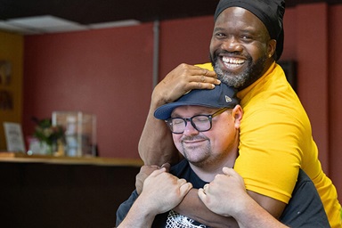 Timothy "GA" Underwood embrasse le révérend Dustin Mailman dans le café récemment ouvert par le ministère Deep Time à Asheville, N.C. Underwood est ministre de l'entreprise sociale pour Deep Time et Mailman en est le pasteur fondateur. Le programme, qui vise à créer une communauté spirituelle avec les personnes touchées par l'incarcération, est hébergé par l'Église Méthodiste Unie Trinity à Asheville. Timothy "GA" Underwood embrasse le révérend Dustin Mailman dans le café récemment ouvert par le ministère Deep Time à Asheville, N.C. Underwood est ministre de l'entreprise sociale pour Deep Time et Mailman en est le pasteur fondateur. Le programme, qui vise à créer une communauté spirituelle avec les personnes touchées par l'incarcération, est hébergé par l'Église Méthodiste Unie Trinity à Asheville.