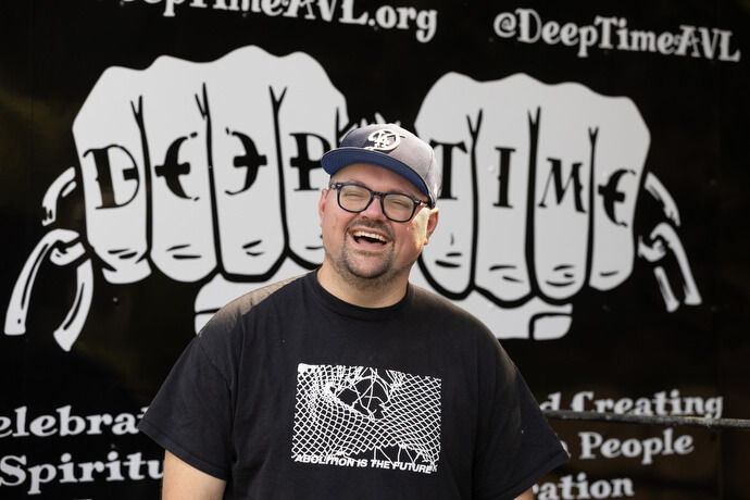 Le révérend Dustin Mailman a fondé le ministère Deep Time et occupe le poste de pasteur des ministères de la famille et des missions à l'Église Méthodiste Unie Trinity.