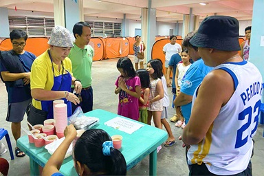 Volunteers of Kamuning First UMC prepare meals for evacuees at Bernardo Park evacuation center in Quezon City, Philippines. Photos from Kamuning First UMC Facebook Page. Volunteers of Kamuning First UMC prepare meals for evacuees at Bernardo Park evacuation center in Quezon City, Philippines. Photos from Kamuning First UMC Facebook Page.