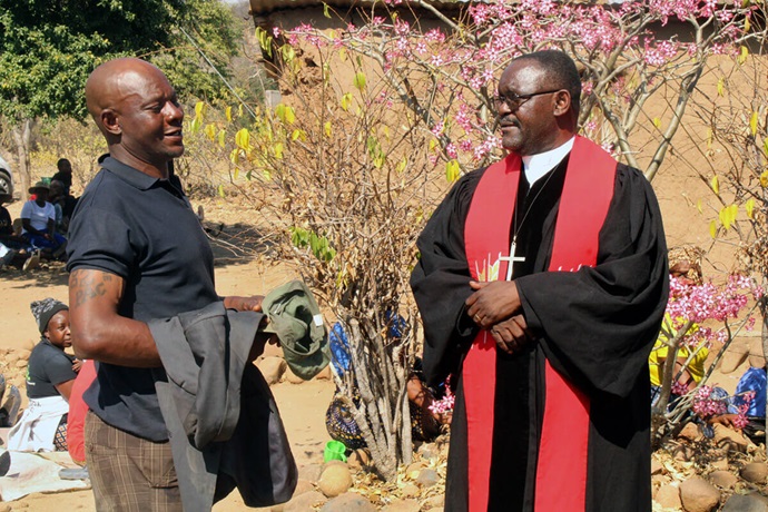 Danny Dube (à gauche), membre régulier de Morning Service à Nyanyadzi, Zimbabwe, s'entretient avec le révérend Godfrey Gaga, pasteur responsable du circuit de Nyanyadzi, après un enterrement. Le service religieux de 7 heures du matin a transformé Dube, qui était connu dans la communauté pour sa consommation d'alcool et ses troubles. "Le circuit rencontre les gens là où ils sont, offre un espace sûr pour la transformation et montre que l'église est un lieu de guérison plutôt que de jugement", déclare l'évêque Gift K. Machinga. Photo par Kudzai Chingwe, UM News. Danny Dube (à gauche), membre régulier de Morning Service à Nyanyadzi, Zimbabwe, s'entretient avec le révérend Godfrey Gaga, pasteur responsable du circuit de Nyanyadzi, après un enterrement. Le service religieux de 7 heures du matin a transformé Dube, qui était connu dans la communauté pour sa consommation d'alcool et ses troubles. "Le circuit rencontre les gens là où ils sont, offre un espace sûr pour la transformation et montre que l'église est un lieu de guérison plutôt que de jugement", déclare l'évêque Gift K. Machinga. Photo par Kudzai Chingwe, UM News.