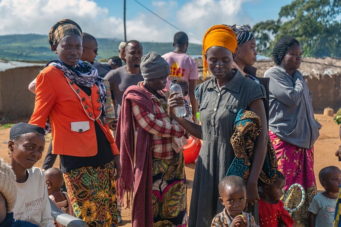 Les bénéficiaires d'un programme de nutrition parrainé par l'Église Méthodiste Unie se rassemblent au camp de réfugiés de Dzaleka dans le district de Dowa, au Malawi. Le camp abrite environ 57 000 réfugiés. L'initiative de l'église fournit une clinique mensuelle qui offre des programmes d'alimentation supplémentaires pour les personnes du camp les plus exposées au risque de malnutrition. Photo par Francis Nkhoma, UM News. Les bénéficiaires d'un programme de nutrition parrainé par l'Église Méthodiste Unie se rassemblent au camp de réfugiés de Dzaleka dans le district de Dowa, au Malawi. Le camp abrite environ 57 000 réfugiés. L'initiative de l'église fournit une clinique mensuelle qui offre des programmes d'alimentation supplémentaires pour les personnes du camp les plus exposées au risque de malnutrition. Photo par Francis Nkhoma, UM News.