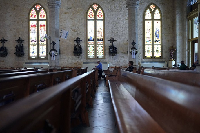 El 8 de mayo de 2025 feligreses rezaron y meditaron en la Catedral de San Fernando en San Antonio, Tejas. Foto de Eric Gay, AP. El 8 de mayo de 2025 feligreses rezaron y meditaron en la Catedral de San Fernando en San Antonio, Tejas. Foto de Eric Gay, AP.