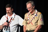Steven Scheid (à gauche), Directeur du Ministère du Scoutisme pour les hommes Méthodistes Unis, incline la tête en prière le 2 août avant de présenter Roger Krone (à droite), PDG de Scouting America. M. Krone a pris la parole le 2 août au sujet du scoutisme lors du rassemblement national 2025 des hommes et du ministère du scoutisme à Epworth-by-the-Sea, un centre de retraite Méthodiste Uni situé à St. Simons Island, en Géorgie. Photo de Jim Patterson, UM News. Steven Scheid (à gauche), Directeur du Ministère du Scoutisme pour les hommes Méthodistes Unis, incline la tête en prière le 2 août avant de présenter Roger Krone (à droite), PDG de Scouting America. M. Krone a pris la parole le 2 août au sujet du scoutisme lors du rassemblement national 2025 des hommes et du ministère du scoutisme à Epworth-by-the-Sea, un centre de retraite Méthodiste Uni situé à St. Simons Island, en Géorgie. Photo de Jim Patterson, UM News.