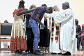 Steven Odhiambo, de la Conférence Kenya-Éthiopie, a été consacré missionnaire local par l'Evêque Méthodiste Unie à la retraite Joaquina F. Nhanala lors du service de consécration des diaconesses/missionnaires locaux de la région Afrique, le 9 juillet, au Lutheran Uhuru Hostel and Conference Centre à Moshi, en Tanzanie. Cette cérémonie marquait la première fois qu'une consécration de diaconesses/missionnaires locaux Méthodistes Unis avait lieu sur le sol africain. Photo gracieusement fournie par Laurel Akin. Steven Odhiambo, de la Conférence Kenya-Éthiopie, a été consacré missionnaire local par l'Evêque Méthodiste Unie à la retraite Joaquina F. Nhanala lors du service de consécration des diaconesses/missionnaires locaux de la région Afrique, le 9 juillet, au Lutheran Uhuru Hostel and Conference Centre à Moshi, en Tanzanie. Cette cérémonie marquait la première fois qu'une consécration de diaconesses/missionnaires locaux Méthodistes Unis avait lieu sur le sol africain. Photo gracieusement fournie par Laurel Akin.