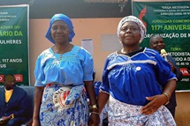 A Esquerda Maravilha de Sousa, directora geral da sociedade de mulher do Leste de Angola, a direita Florinda Carlos António directora geral da sociedade de Mulheres do Oeste de Angola, liderando as sócias no acampamento nacional das mulheres metodistas na província de Malanje, distrito de Calandula, escola ADPP. Foto de João Nhanga, Notícias UM. A Esquerda Maravilha de Sousa, directora geral da sociedade de mulher do Leste de Angola, a direita Florinda Carlos António directora geral da sociedade de Mulheres do Oeste de Angola, liderando as sócias no acampamento nacional das mulheres metodistas na província de Malanje, distrito de Calandula, escola ADPP. Foto de João Nhanga, Notícias UM.