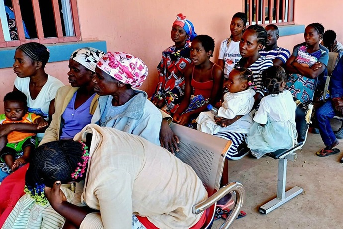 Pacientes para consultas externas aguardam pelo atendimento em Hospital municipal do Luquembo, Malanje. Foto de João Nhanga, notícias da MU. Pacientes para consultas externas aguardam pelo atendimento em Hospital municipal do Luquembo, Malanje. Foto de João Nhanga, notícias da MU.
