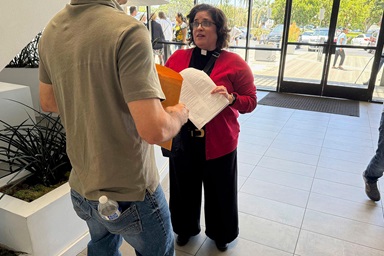 El jueves 31 de julio de 2025 la Revda. Oona Casanova Vázquez, pastora principal de la Iglesia del Nazareno de South Bay en Torrance, habla con un hombre a quien acompañará a una audiencia en el Tribunal de Inmigración de Santa Ana, California. Foto cortesía de Deepa Bharath, AP. El jueves 31 de julio de 2025 la Revda. Oona Casanova Vázquez, pastora principal de la Iglesia del Nazareno de South Bay en Torrance, habla con un hombre a quien acompañará a una audiencia en el Tribunal de Inmigración de Santa Ana, California. Foto cortesía de Deepa Bharath, AP.