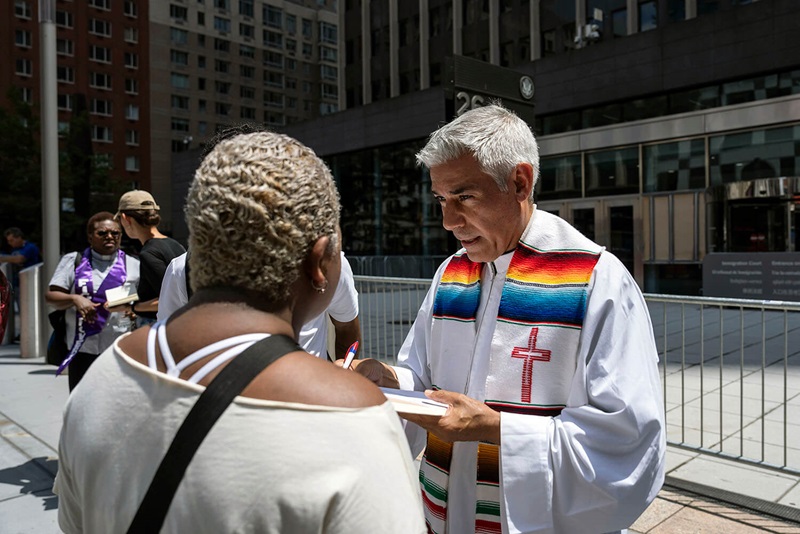 Agentes federales enmascarados esperan afuera de un tribunal de inmigración el martes 8 de julio de 2025, en Nueva York. Foto cortesía de Olga Fedorova, AP.