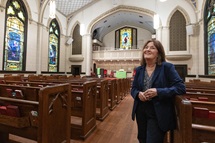 La Revda. Callie Winn Crawford describe el proceso de reapertura y restauración de la Iglesia Metodista Unida Rayne Memorial en Nueva Orleans tras el huracán Katrina en 2005, que destrozó el campanario de 18 metros. Crawford comentó que la iglesia albergó a equipos de voluntarios/as durante casi tres años. Foto de Mike DuBose, Noticias MU. La Revda. Callie Winn Crawford describe el proceso de reapertura y restauración de la Iglesia Metodista Unida Rayne Memorial en Nueva Orleans tras el huracán Katrina en 2005, que destrozó el campanario de 18 metros. Crawford comentó que la iglesia albergó a equipos de voluntarios/as durante casi tres años. Foto de Mike DuBose, Noticias MU.