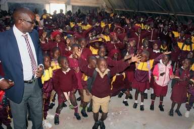 Des élèves dansent de joie après un service religieux à l'école primaire de la mission Dindi à Mutawatawa, au Zimbabwe. À gauche, Fungai Chimuti, le Directeur de l'école. Un nouvel internat pour les écoles de la mission contribue à lutter contre le taux élevé d'abandon scolaire et d'autres difficultés. Photo de Kudzai Chingwe, UM News. Des élèves dansent de joie après un service religieux à l'école primaire de la mission Dindi à Mutawatawa, au Zimbabwe. À gauche, Fungai Chimuti, le Directeur de l'école. Un nouvel internat pour les écoles de la mission contribue à lutter contre le taux élevé d'abandon scolaire et d'autres difficultés. Photo de Kudzai Chingwe, UM News.