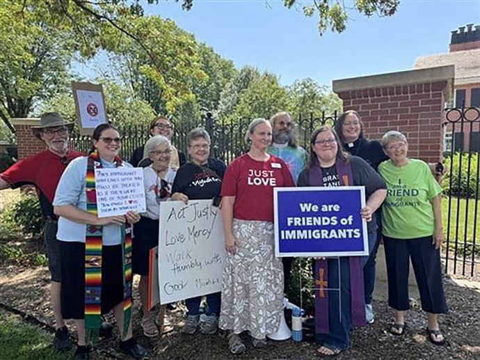 Un grupo de clérigos/as metodistas unidos/as protestaron contra un centro de detención de inmigrantes en Nebraska. Foto cortesía de la Conferencia Anual de “Great Plains” (Grandes Llanuras). Un grupo de clérigos/as metodistas unidos/as protestaron contra un centro de detención de inmigrantes en Nebraska. Foto cortesía de la Conferencia Anual de “Great Plains” (Grandes Llanuras).