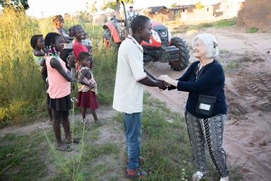Sandi Goodman (à droite) rend visite aux habitants du village de Mufongo, qui fait partie de la mission méthodiste unie de Quéssua en Angola. Mme Goodman faisait partie d'une équipe de bénévoles en mission de la Conférence de Floride. Les responsables des bénévoles en mission se sont réunis les 2 et 3 septembre près de Chicago pour discuter de la manière dont leur ministère de formation de disciples peut perdurer dans les années à venir. Photo d'archive par Mike DuBose, UM News. Sandi Goodman (à droite) rend visite aux habitants du village de Mufongo, qui fait partie de la mission méthodiste unie de Quéssua en Angola. Mme Goodman faisait partie d'une équipe de bénévoles en mission de la Conférence de Floride. Les responsables des bénévoles en mission se sont réunis les 2 et 3 septembre près de Chicago pour discuter de la manière dont leur ministère de formation de disciples peut perdurer dans les années à venir. Photo d'archive par Mike DuBose, UM News.