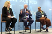 L'évêque David Bard, qui dirige les conférences Great Rivers du Michigan et de l'Illinois, s'entretient avec les responsables de Volunteers in Mission au sujet de la théologie qui sous-tend la régionalisation, un ensemble d'amendements à la constitution de la dénomination qui pourrait être ratifié cette année. L'évêque Kristin Stoneking (à gauche) de la conférence Mountain Sky et l'évêque Robin Dease, qui dirige les conférences North Georgia et South Georgia, se sont joints à M. Bard pour discuter de la régionalisation. Photo de Heather Hahn, UM News. L'évêque David Bard, qui dirige les conférences Great Rivers du Michigan et de l'Illinois, s'entretient avec les responsables de Volunteers in Mission au sujet de la théologie qui sous-tend la régionalisation, un ensemble d'amendements à la constitution de la dénomination qui pourrait être ratifié cette année. L'évêque Kristin Stoneking (à gauche) de la conférence Mountain Sky et l'évêque Robin Dease, qui dirige les conférences North Georgia et South Georgia, se sont joints à M. Bard pour discuter de la régionalisation. Photo de Heather Hahn, UM News.