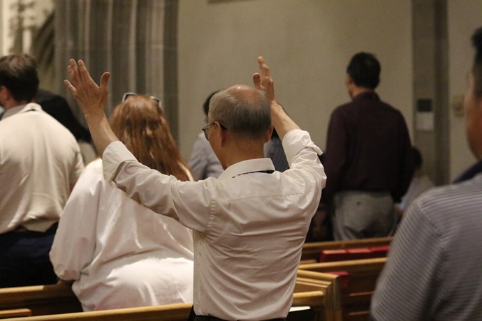 2025년 8월 4일, 오하이오주 클리블랜드하이츠에 소재한 세이비어 연합감리교회에서 열린 <오하이오·한국 및 그 너머의 감리교 선교 기념대회> 개회예배에서, 한 참석자가 두손을 들고 선교를 위해 기도하고 있다. 이번 행사는 메리와 윌리엄 스크랜턴 선교사 모자의 공헌을 기리고, 기독교대한감리회와 연합감리교회의 선교 역사와 신앙, 더 나아가 선교의 미래를 함께 나누는 자리였다. 사진, 김응선(Thomas E. Kim) 목사. 2025년 8월 4일, 오하이오주 클리블랜드하이츠에 소재한 세이비어 연합감리교회에서 열린 <오하이오·한국 및 그 너머의 감리교 선교 기념대회> 개회예배에서, 한 참석자가 두손을 들고 선교를 위해 기도하고 있다. 이번 행사는 메리와 윌리엄 스크랜턴 선교사 모자의 공헌을 기리고, 기독교대한감리회와 연합감리교회의 선교 역사와 신앙, 더 나아가 선교의 미래를 함께 나누는 자리였다. 사진, 김응선(Thomas E. Kim) 목사.