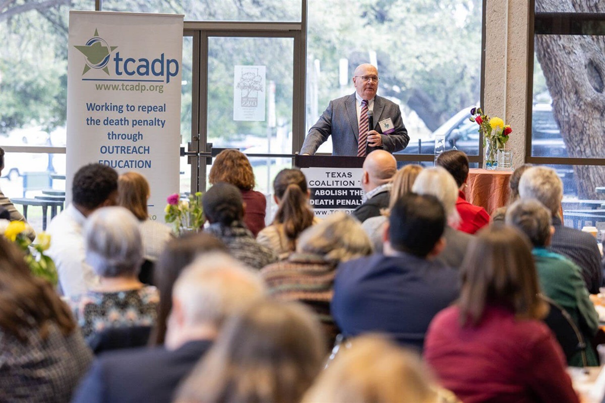 Rev. Brian Wharton se dirige a los/as asistentes a la reunión anual de la Coalición de Tejas para la Abolición de la Pena de Muerte. Foto cortesía de TCADP/Estudio Búho Rojo.