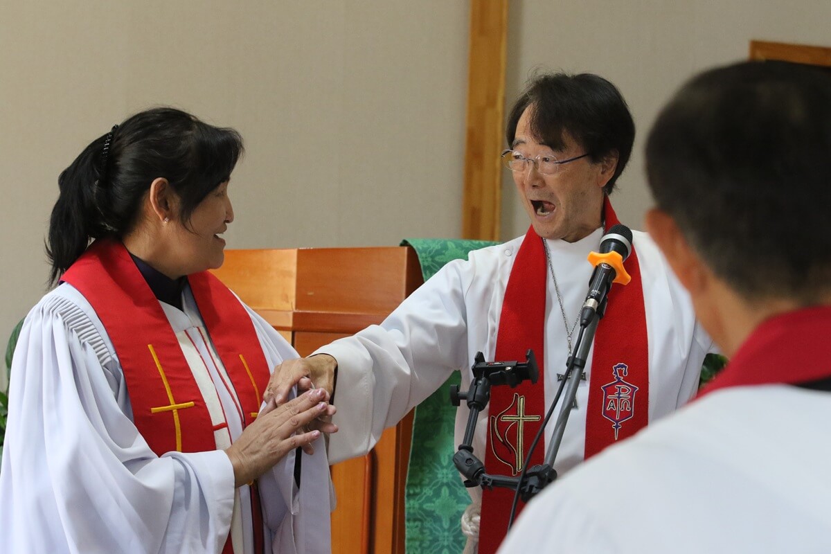 2025년 8월 30일, 몽골선교이니셔티브를 이끄는 박정찬 감독(오른쪽)이 울란바토르 소재 게렐트 연합감리교회에서 열린 몽골선교이니셔티브 연례회의에서 선교장로목사로 안수 받은 R. 자르갈체체그 목사에게 축하 인사를 전하고 있다. 사진, 김응선(Thomas E. Kim) 목사, 연합감리교뉴스.