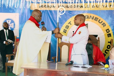 L'évêque Mande Muyombo (à gauche), président des Collèges épiscopaux d'Afrique, remet le bâton épiscopal à l'évêque Nelson Kalombo Ngoy lors de son installation en tant que premier évêque de la nouvelle région épiscopale du Tanganyika, le 14 septembre à Kalemie, au Congo. Photo de Chadrack Tambwe Londe, UM News. L'évêque Mande Muyombo (à gauche), président des Collèges épiscopaux d'Afrique, remet le bâton épiscopal à l'évêque Nelson Kalombo Ngoy lors de son installation en tant que premier évêque de la nouvelle région épiscopale du Tanganyika, le 14 septembre à Kalemie, au Congo. Photo de Chadrack Tambwe Londe, UM News.