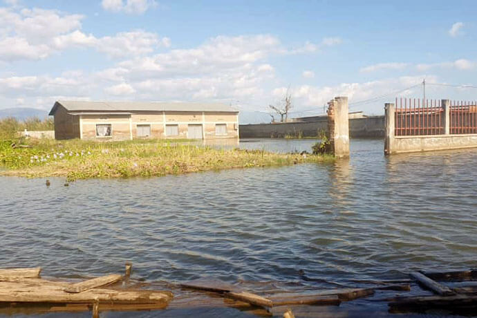 Vue de l'église méthodiste unie de Gatumba submergée par les eaux. Deux méthodistes unis ont été tués par les inondations causées par la montée des eaux du lac Tanganyika et de la rivière Rusizi à Gatumba, au Burundi. Photo de Jérôme Ndayisenga, UM News. Vue de l'église méthodiste unie de Gatumba submergée par les eaux. Deux méthodistes unis ont été tués par les inondations causées par la montée des eaux du lac Tanganyika et de la rivière Rusizi à Gatumba, au Burundi. Photo de Jérôme Ndayisenga, UM News.