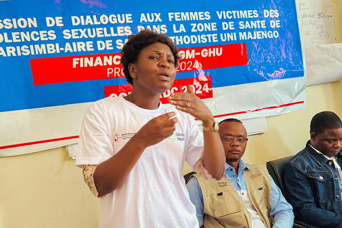 Une femme prend la parole lors d'une séance de dialogue à Goma, au Congo, visant à aider les survivantes de violences sexuelles à guérir et à entrer en contact avec d'autres personnes confrontées au même traumatisme. Ces ateliers s'inscrivent dans le cadre d'un programme méthodiste unifié qui offre un soutien psychologique et une formation professionnelle aux femmes touchées par la violence et l'insécurité dans la région. Photo gracieusement fournie par le Conseil de Santé de la Région Episcopale de l'Est du Congo.
