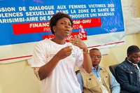 Une femme prend la parole lors d'une séance de dialogue à Goma, au Congo, visant à aider les survivantes de violences sexuelles à guérir et à entrer en contact avec d'autres personnes confrontées au même traumatisme. Ces ateliers s'inscrivent dans le cadre d'un programme méthodiste unifié qui offre un soutien psychologique et une formation professionnelle aux femmes touchées par la violence et l'insécurité dans la région. Photo gracieusement fournie par le Conseil de Santé de la Région Episcopale de l'Est du Congo. Une femme prend la parole lors d'une séance de dialogue à Goma, au Congo, visant à aider les survivantes de violences sexuelles à guérir et à entrer en contact avec d'autres personnes confrontées au même traumatisme. Ces ateliers s'inscrivent dans le cadre d'un programme méthodiste unifié qui offre un soutien psychologique et une formation professionnelle aux femmes touchées par la violence et l'insécurité dans la région. Photo gracieusement fournie par le Conseil de Santé de la Région Episcopale de l'Est du Congo.