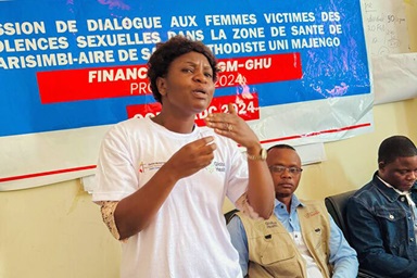 Une femme prend la parole lors d'une séance de dialogue à Goma, au Congo, visant à aider les survivantes de violences sexuelles à guérir et à entrer en contact avec d'autres personnes confrontées au même traumatisme. Ces ateliers s'inscrivent dans le cadre d'un programme méthodiste unifié qui offre un soutien psychologique et une formation professionnelle aux femmes touchées par la violence et l'insécurité dans la région. Photo gracieusement fournie par le Conseil de Santé de la Région Episcopale de l'Est du Congo. Une femme prend la parole lors d'une séance de dialogue à Goma, au Congo, visant à aider les survivantes de violences sexuelles à guérir et à entrer en contact avec d'autres personnes confrontées au même traumatisme. Ces ateliers s'inscrivent dans le cadre d'un programme méthodiste unifié qui offre un soutien psychologique et une formation professionnelle aux femmes touchées par la violence et l'insécurité dans la région. Photo gracieusement fournie par le Conseil de Santé de la Région Episcopale de l'Est du Congo.