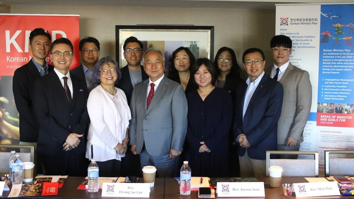한인목회강화협의회 연례회의가 2025년 10월 2일부터 4일까지 뉴저지주 티넥(Teaneck)에서 열렸다. (앞줄 왼쪽부터) 장학순 목사, 김성실 권사, 정희수 감독, 전주연 목사, 이형재 목사, 방지민 목사. (뒷줄 왼쪽부터) 원홍연 목사, 권혁인 목사, 이재명 목사, 박미소 목사, 이푸르메 목사. 사진: 김응선(Thomas E. Kim) 목사, 연합감리교뉴스.