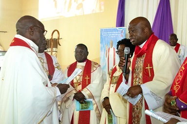 L'Évêque Mande Muyombo (tenant le microphone), président du Collège des évêques africains et évêque du Nord Katanga, prodigue des conseils au nouvel Évêque Antoine Kalema Tambwe lors de sa cérémonie d'installation à la tête de l'Église Méthodiste Unie au Congo Est, le 28 septembre 2025 à Kindu, en République Démocratique du Congo. Photo de Chadrack Tambwe Londe, UM News. L'Évêque Mande Muyombo (tenant le microphone), président du Collège des évêques africains et évêque du Nord Katanga, prodigue des conseils au nouvel Évêque Antoine Kalema Tambwe lors de sa cérémonie d'installation à la tête de l'Église Méthodiste Unie au Congo Est, le 28 septembre 2025 à Kindu, en République Démocratique du Congo. Photo de Chadrack Tambwe Londe, UM News.