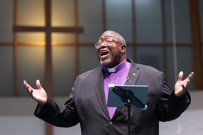 L'Evêque Frank Beard utilise des métaphores liées à la pêche pour lancer son nouveau programme d'évangélisation, Catching Like Jesus Ministries, lors d'un sermon à l'Eglise Méthodiste Elkhart Faith United Methodist Church à Goshen, dans l'Indiana. Photo de Mike DuBose, UM News. L'Evêque Frank Beard utilise des métaphores liées à la pêche pour lancer son nouveau programme d'évangélisation, Catching Like Jesus Ministries, lors d'un sermon à l'Eglise Méthodiste Elkhart Faith United Methodist Church à Goshen, dans l'Indiana. Photo de Mike DuBose, UM News.