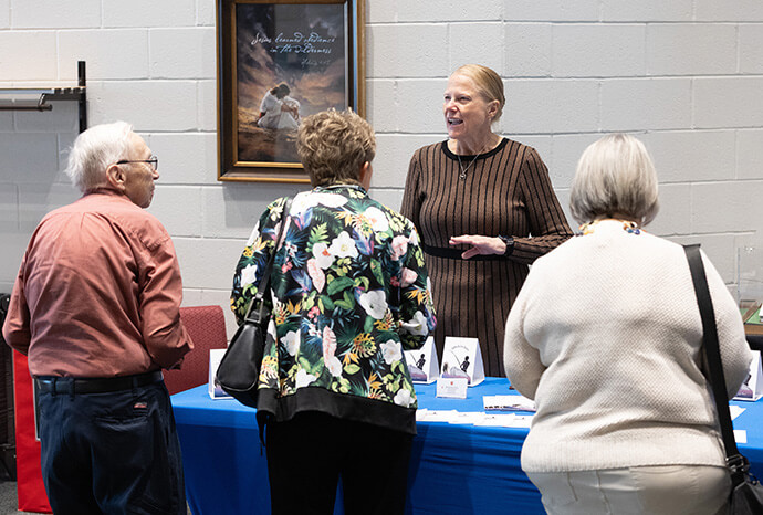 Melissa Beard répond à des questions sur le ministère Catching Like Jesus Ministries entre deux offices à l'église méthodiste Elkhart Faith United Methodist Church. Melissa Beard et son mari, l'évêque Frank Beard, sont les fondateurs de ce nouveau ministère évangélique Méthodiste. Photo de Mike DuBose, UM News.