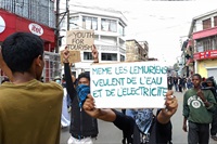 Le 10 octobre, des jeunes ont défilé dans les rues d'Antananarivo, à Madagascar, brandissant des pancartes sur lesquelles on pouvait lire « Même les lémuriens veulent de l'eau et de l'électricité », en référence aux primates populaires originaires du pays. Ce message souligne la frustration croissante des jeunes face à la pénurie persistante d'eau et d'électricité dans le pays. Photo de Diary Andrian. Le 10 octobre, des jeunes ont défilé dans les rues d'Antananarivo, à Madagascar, brandissant des pancartes sur lesquelles on pouvait lire « Même les lémuriens veulent de l'eau et de l'électricité », en référence aux primates populaires originaires du pays. Ce message souligne la frustration croissante des jeunes face à la pénurie persistante d'eau et d'électricité dans le pays. Photo de Diary Andrian.