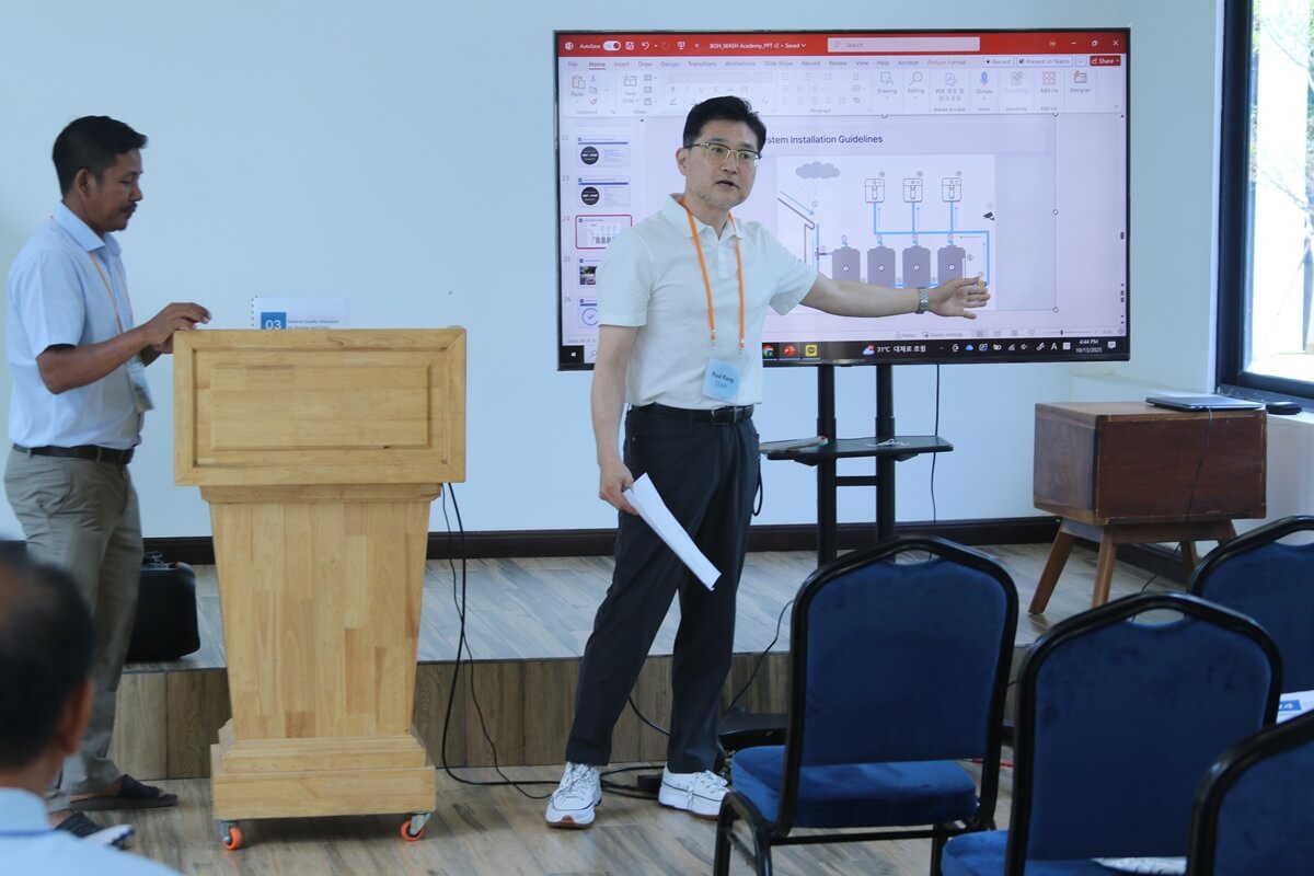 폴 공(Paul Kong) 목사가 캄보디아 프놈펜의 희망직업학교에서 10월 13일부터 17일까지 열린 워쉬아카데미(WASH Academy)에서 빗물 저장 탱크가 식수로 전환되는 과정을 설명하고 있다. 이번 훈련은 연합감리교회 세계선교부와 한국 NGO인 <희망의다리>가 공동으로 주최했다. 사진, 김응선(Thomas E. Kim) 목사, 연합감리교뉴스.