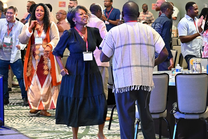 Les participants à la Conférence Facing the Future 2025 font une pause danse le 7 octobre à l'hôtel Sonesta Los Angeles Airport à Los Angeles. La Conférence Nationale a examiné les défis auxquels sont confrontés les membres du Clergé issus de cultures et de races différentes. Photo de Jim Patterson, UM News. Les participants à la Conférence Facing the Future 2025 font une pause danse le 7 octobre à l'hôtel Sonesta Los Angeles Airport à Los Angeles. La Conférence Nationale a examiné les défis auxquels sont confrontés les membres du Clergé issus de cultures et de races différentes. Photo de Jim Patterson, UM News.